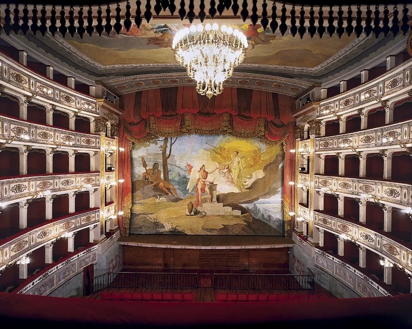 Fermo, teatro dell'Aquila, sipario storico raffigurante armonia che consegna la cetra al genio fermano - Fermo